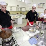 31.05.2016 Kielce. Kulinarna część konkursu dla hufców OHP "Europa da się lubić" . Uczestnicy przygotowywali potrawy z różnych rejonów Europy. / Jarosław Kubalski / Radio Kielce