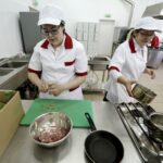 31.05.2016 Kielce. Kulinarna część konkursu dla hufców OHP "Europa da się lubić" . Uczestnicy przygotowywali potrawy z różnych rejonów Europy. / Jarosław Kubalski / Radio Kielce