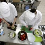 31.05.2016 Kielce. Kulinarna część konkursu dla hufców OHP "Europa da się lubić" . Uczestnicy przygotowywali potrawy z różnych rejonów Europy. / Jarosław Kubalski / Radio Kielce