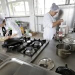 31.05.2016 Kielce. Kulinarna część konkursu dla hufców OHP "Europa da się lubić" . Uczestnicy przygotowywali potrawy z różnych rejonów Europy. / Jarosław Kubalski / Radio Kielce