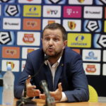 31.05.2016 Kielce. Nowy trener Korony Kielce Tomasz Wilman podczas konferencji prasowej. / Jarosław Kubalski / Radio Kielce