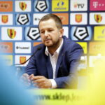 31.05.2016 Kielce. Nowy trener Korony Kielce Tomasz Wilman podczas konferencji prasowej. / Jarosław Kubalski / Radio Kielce