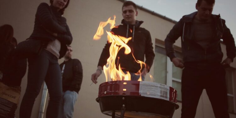 16.05.2016 Studenci rozpoczęli Juwenalia. Wielkie grillowanie w Miasteczku UJK / Jarosław Kubalski / Radio Kielce