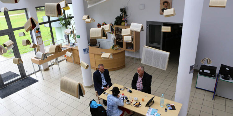 Centrum edukacyjne zaprasza na "Majówkę" - Radio Kielce W poniedziałki, w programie „Literackie ścieżki” podążamy śladami kieleckich pisarzy. Tym razem odwiedziliśmy Szklany Dom w Ciekotach, a bohaterem naszego programu był Stefan Żeromski. / Wojciech Habdas / Radio Kielce
