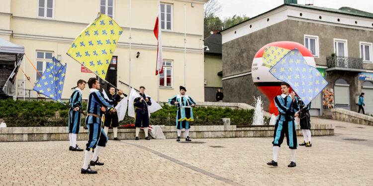 Moc atrakcji na chęcińskim Rynku - Radio Kielce 30.4.2016 Chęciny. Otwarcie sezonu turystycznego / Wojciech Habdas / Radio Kielce