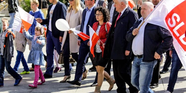 01.05.2016 Manifestacja pierwszomajowa organizowana przez sympatyków Sojuszu Lewicy Demokratycznej. / Wojciech Habdas / Radio Kielce