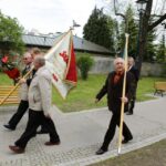 01.05.2016 Obchody Dnia Ludzi Pracy zorganizowane przez "Solidarność". Złożenie kwiatów na skwerze imienia Stefana Żeromskiego przed tablicą upamiętniającą powstanie związku / Wojciech Habdas / Radio Kielce