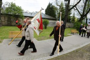 01.05.2016 Obchody Dnia Ludzi Pracy zorganizowane przez "Solidarność". Złożenie kwiatów na skwerze imienia Stefana Żeromskiego przed tablicą upamiętniającą powstanie związku / Wojciech Habdas / Radio Kielce