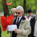01.05.2016 Obchody Dnia Ludzi Pracy zorganizowane przez "Solidarność". Złożenie kwiatów na skwerze imienia Stefana Żeromskiego przed tablicą upamiętniającą powstanie związku / Wojciech Habdas / Radio Kielce