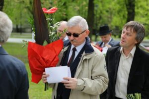 01.05.2016 Obchody Dnia Ludzi Pracy zorganizowane przez "Solidarność". Złożenie kwiatów na skwerze imienia Stefana Żeromskiego przed tablicą upamiętniającą powstanie związku / Wojciech Habdas / Radio Kielce