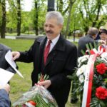 01.05.2016 Obchody Dnia Ludzi Pracy zorganizowane przez "Solidarność". Złożenie kwiatów na skwerze imienia Stefana Żeromskiego przed tablicą upamiętniającą powstanie związku / Wojciech Habdas / Radio Kielce
