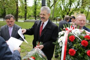 01.05.2016 Obchody Dnia Ludzi Pracy zorganizowane przez "Solidarność". Złożenie kwiatów na skwerze imienia Stefana Żeromskiego przed tablicą upamiętniającą powstanie związku / Wojciech Habdas / Radio Kielce