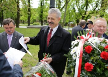 01.05.2016 Obchody Dnia Ludzi Pracy zorganizowane przez "Solidarność". Złożenie kwiatów na skwerze imienia Stefana Żeromskiego przed tablicą upamiętniającą powstanie związku / Wojciech Habdas / Radio Kielce