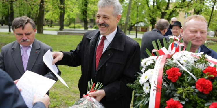 01.05.2016 Obchody Dnia Ludzi Pracy zorganizowane przez "Solidarność". Złożenie kwiatów na skwerze imienia Stefana Żeromskiego przed tablicą upamiętniającą powstanie związku / Wojciech Habdas / Radio Kielce