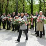 01.05.2016 Obchody Dnia Ludzi Pracy zorganizowane przez "Solidarność". Złożenie kwiatów na skwerze imienia Stefana Żeromskiego przed tablicą upamiętniającą powstanie związku / Wojciech Habdas / Radio Kielce