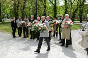 01.05.2016 Obchody Dnia Ludzi Pracy zorganizowane przez "Solidarność". Złożenie kwiatów na skwerze imienia Stefana Żeromskiego przed tablicą upamiętniającą powstanie związku / Wojciech Habdas / Radio Kielce