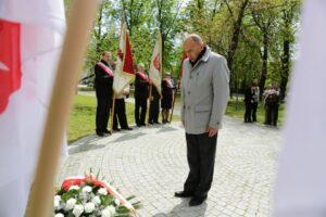 01.05.2016 Obchody Dnia Ludzi Pracy zorganizowane przez "Solidarność". Złożenie kwiatów na skwerze imienia Stefana Żeromskiego przed tablicą upamiętniającą powstanie związku / Wojciech Habdas / Radio Kielce