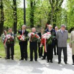 01.05.2016 Obchody Dnia Ludzi Pracy zorganizowane przez "Solidarność". Złożenie kwiatów na skwerze imienia Stefana Żeromskiego przed tablicą upamiętniającą powstanie związku / Wojciech Habdas / Radio Kielce