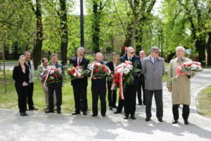 01.05.2016 Obchody Dnia Ludzi Pracy zorganizowane przez "Solidarność". Złożenie kwiatów na skwerze imienia Stefana Żeromskiego przed tablicą upamiętniającą powstanie związku / Wojciech Habdas / Radio Kielce