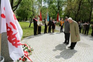 01.05.2016 Obchody Dnia Ludzi Pracy zorganizowane przez "Solidarność". Złożenie kwiatów na skwerze imienia Stefana Żeromskiego przed tablicą upamiętniającą powstanie związku / Wojciech Habdas / Radio Kielce