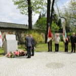 01.05.2016 Obchody Dnia Ludzi Pracy zorganizowane przez "Solidarność". Złożenie kwiatów na skwerze imienia Stefana Żeromskiego przed tablicą upamiętniającą powstanie związku / Wojciech Habdas / Radio Kielce