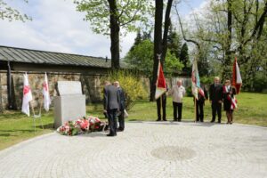 01.05.2016 Obchody Dnia Ludzi Pracy zorganizowane przez "Solidarność". Złożenie kwiatów na skwerze imienia Stefana Żeromskiego przed tablicą upamiętniającą powstanie związku / Wojciech Habdas / Radio Kielce