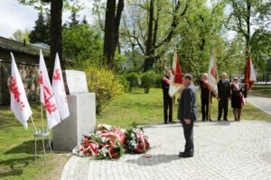 01.05.2016 Obchody Dnia Ludzi Pracy zorganizowane przez "Solidarność". Złożenie kwiatów na skwerze imienia Stefana Żeromskiego przed tablicą upamiętniającą powstanie związku / Wojciech Habdas / Radio Kielce