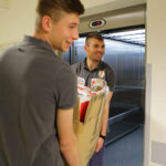 4.5.2016 Kielce. Zawodnicy Korony Kielce odwiedzili małych pacjentów w Szpitalu Dziecięcym. / Wojciech Habdas / Radio Kielce