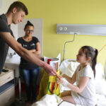 4.5.2016 Kielce. Zawodnicy Korony Kielce odwiedzili małych pacjentów w Szpitalu Dziecięcym. / Wojciech Habdas / Radio Kielce