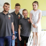 4.5.2016 Kielce. Zawodnicy Korony Kielce odwiedzili małych pacjentów w Szpitalu Dziecięcym. / Wojciech Habdas / Radio Kielce