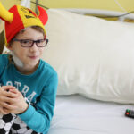 4.5.2016 Kielce. Zawodnicy Korony Kielce odwiedzili małych pacjentów w Szpitalu Dziecięcym. / Wojciech Habdas / Radio Kielce