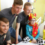 4.5.2016 Kielce. Zawodnicy Korony Kielce odwiedzili małych pacjentów w Szpitalu Dziecięcym. / Wojciech Habdas / Radio Kielce