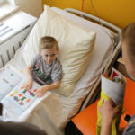 4.5.2016 Kielce. Zawodnicy Korony Kielce odwiedzili małych pacjentów w Szpitalu Dziecięcym. / Wojciech Habdas / Radio Kielce