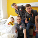 4.5.2016 Kielce. Zawodnicy Korony Kielce odwiedzili małych pacjentów w Szpitalu Dziecięcym. / Wojciech Habdas / Radio Kielce