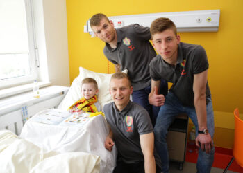 4.5.2016 Kielce. Zawodnicy Korony Kielce odwiedzili małych pacjentów w Szpitalu Dziecięcym. / Wojciech Habdas / Radio Kielce