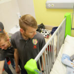 4.5.2016 Kielce. Zawodnicy Korony Kielce odwiedzili małych pacjentów w Szpitalu Dziecięcym. / Wojciech Habdas / Radio Kielce