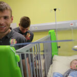 4.5.2016 Kielce. Zawodnicy Korony Kielce odwiedzili małych pacjentów w Szpitalu Dziecięcym. / Wojciech Habdas / Radio Kielce