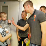 4.5.2016 Kielce. Zawodnicy Korony Kielce odwiedzili małych pacjentów w Szpitalu Dziecięcym. / Wojciech Habdas / Radio Kielce
