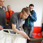 4.5.2016 Kielce. Zawodnicy Korony Kielce odwiedzili małych pacjentów w Szpitalu Dziecięcym. / Wojciech Habdas / Radio Kielce