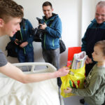 4.5.2016 Kielce. Zawodnicy Korony Kielce odwiedzili małych pacjentów w Szpitalu Dziecięcym. / Wojciech Habdas / Radio Kielce