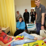 4.5.2016 Kielce. Zawodnicy Korony Kielce odwiedzili małych pacjentów w Szpitalu Dziecięcym. / Wojciech Habdas / Radio Kielce