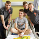 4.5.2016 Kielce. Zawodnicy Korony Kielce odwiedzili małych pacjentów w Szpitalu Dziecięcym. / Wojciech Habdas / Radio Kielce