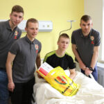 4.5.2016 Kielce. Zawodnicy Korony Kielce odwiedzili małych pacjentów w Szpitalu Dziecięcym. / Wojciech Habdas / Radio Kielce