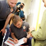 4.5.2016 Kielce. Zawodnicy Korony Kielce odwiedzili małych pacjentów w Szpitalu Dziecięcym. / Wojciech Habdas / Radio Kielce