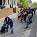 06.05.2016. Ulicami Kielc przeszedł marsz, będący częścią obchodów Dnia Godności Osób z Niepełnosprawnością / Wojciech Habdas / Radio Kielce