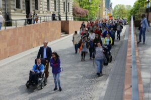 06.05.2016. Ulicami Kielc przeszedł marsz, będący częścią obchodów Dnia Godności Osób z Niepełnosprawnością / Wojciech Habdas / Radio Kielce