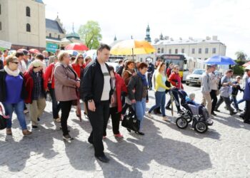 06.05.2016. Ulicami Kielc przeszedł marsz, będący częścią obchodów Dnia Godności Osób z Niepełnosprawnością / Wojciech Habdas / Radio Kielce