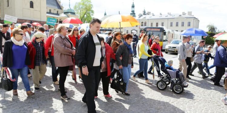 06.05.2016. Ulicami Kielc przeszedł marsz, będący częścią obchodów Dnia Godności Osób z Niepełnosprawnością / Wojciech Habdas / Radio Kielce