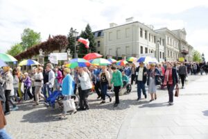 06.05.2016. Ulicami Kielc przeszedł marsz, będący częścią obchodów Dnia Godności Osób z Niepełnosprawnością / Wojciech Habdas / Radio Kielce