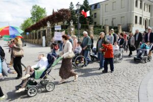 06.05.2016. Ulicami Kielc przeszedł marsz, będący częścią obchodów Dnia Godności Osób z Niepełnosprawnością / Wojciech Habdas / Radio Kielce